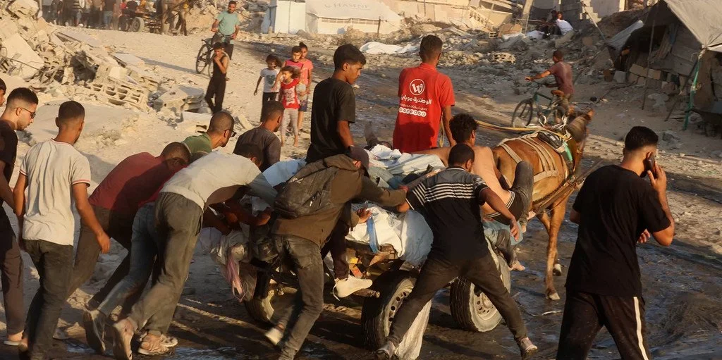  Noticias ONU Una carreta carga los cuerpos de más de siete palestinos muertos mientras intentaban obtener comida. 